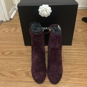 3️⃣5️⃣0️⃣0️⃣ brand new Authentic Chanel heels boots